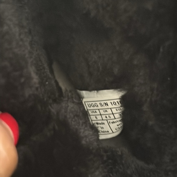 UGG | Bailey Button II | Black | size 6 - Picture 8 of 9